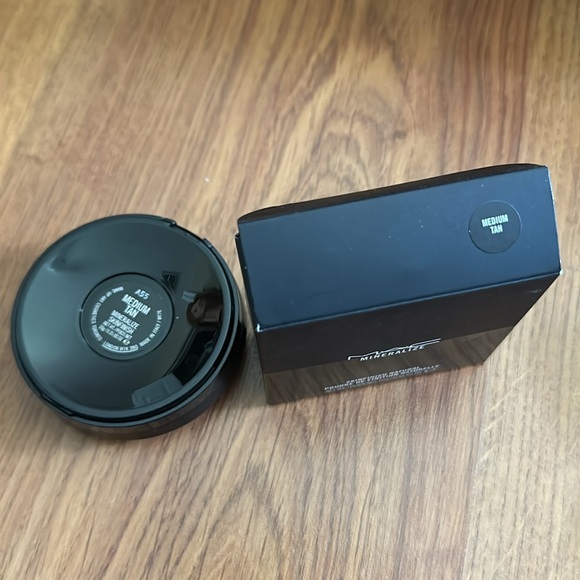 MAC Mineralize Skinfinish in Medium Tan - New with box - Picture 2 of 2